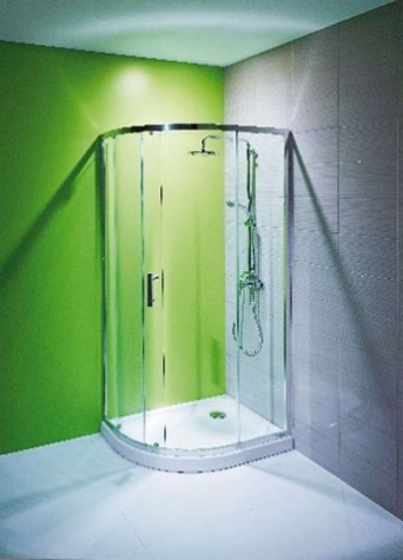 Do malých a úzkých koupelen se skvěle hodí asymetrický sprchový kout Jika Tigo