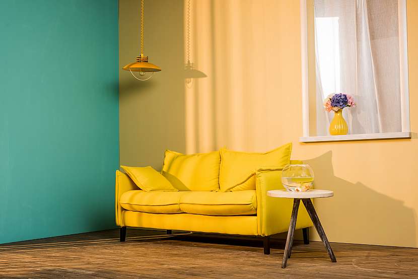 Žlutá a zelená stěna v obývacím pokoji