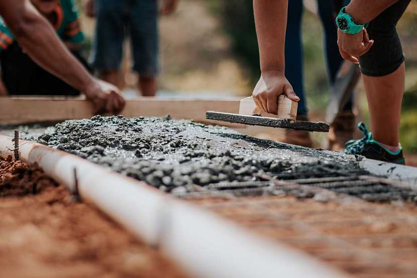 Základy potřebují i docela malé zahradní stavby, které snadno zbudujete vlastníma rukama. Beton pro základy si můžete vyrobit sami, nebo objednat beton hotový.