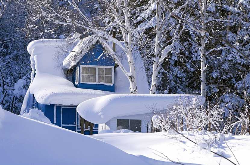 Střechy je třeba kontrolovat a opečovávat před zimou, po ní i během ní - je dobré se připravit na sníh i jeho bezpečné odstranění.