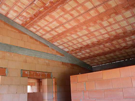 Těžká šikmá střecha z keramobetonových panelů HELUZ je odolná a výborně izoluje (Zdroj: HELUZ)