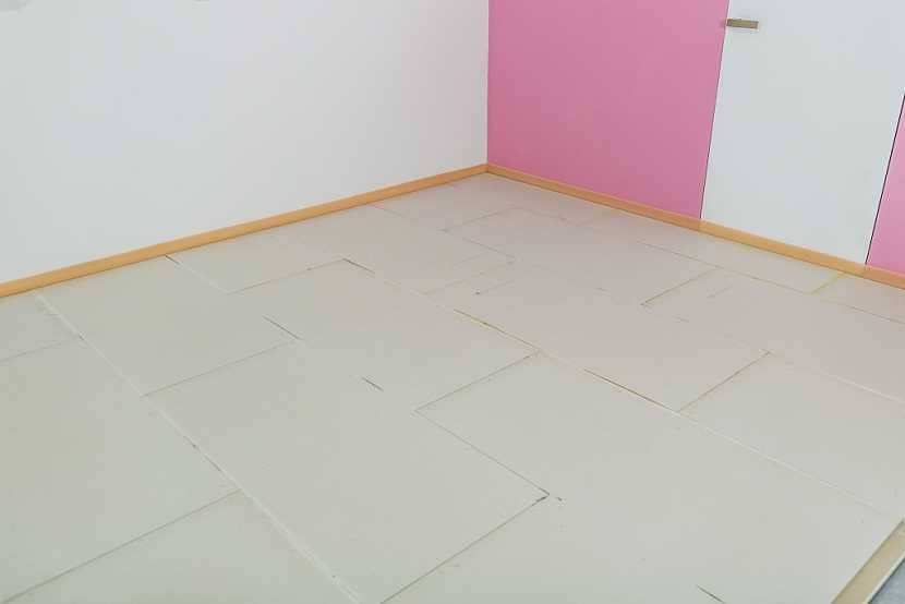 Společnost Rigips má desku, která je nejvhodnější pro suché budování podlah. Podívejte se na pokládku sádrokartonové podlahy!