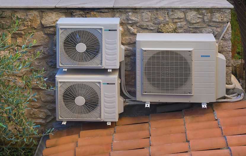 Venkovní jednotky klimatizace a tepelného čerpadla na střeše