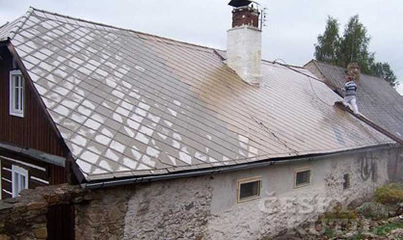 Každá střecha má šanci na renovaci. Že se dá nátěrem zachránit i střecha ze starých betonových tašek, to už možná zaskočí nejednoho majitele. Přesvědčte se.