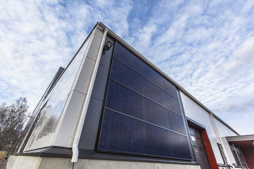 V tomto článku vám představíme systém fasádních fotovoltaických panelů od společnosti Ruukki. Nejenže vám ušetří peníze, ale dodají fasádě i moderní vzhled!