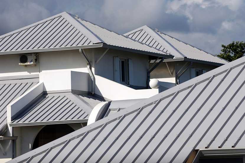 Za celou dobu prošly plechové střechy zdlouhavým vývojem, který se projevil jak ve změnách používaných materiálů, tak konstrukcí samotných střech.