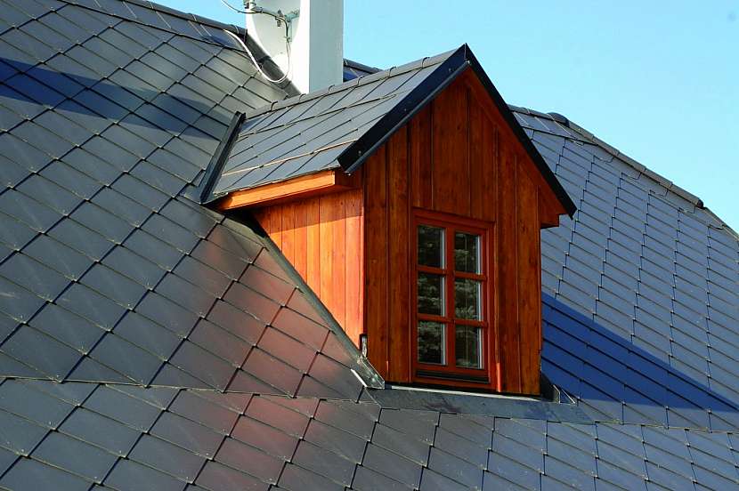 S odborníky ze společnosti PRVNÍ CHODSKÁ se opět zamyslíme nad problémy spojenými s rekonstrukcí střechy. Víte, co musíte vědět před rekonstrukcí střechy?