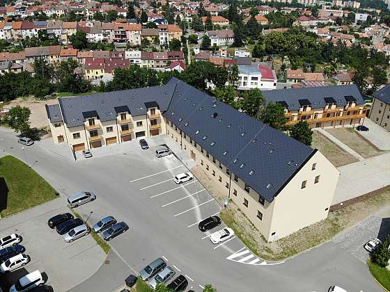 Moderní bytový projekt Nad Zámkem stojí v památkové zóně (Zdroj: HELUZ, cihlářský průmysl, a.s.)