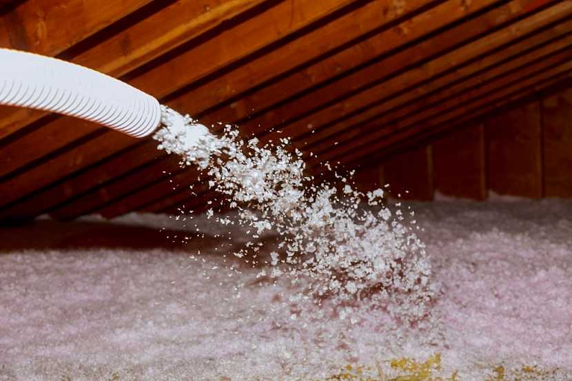 Foukaná izolaci je jednou z možností, jak zateplit střechu či strop