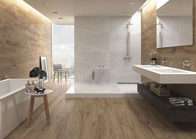Koupelna s dřevěnou podlahou