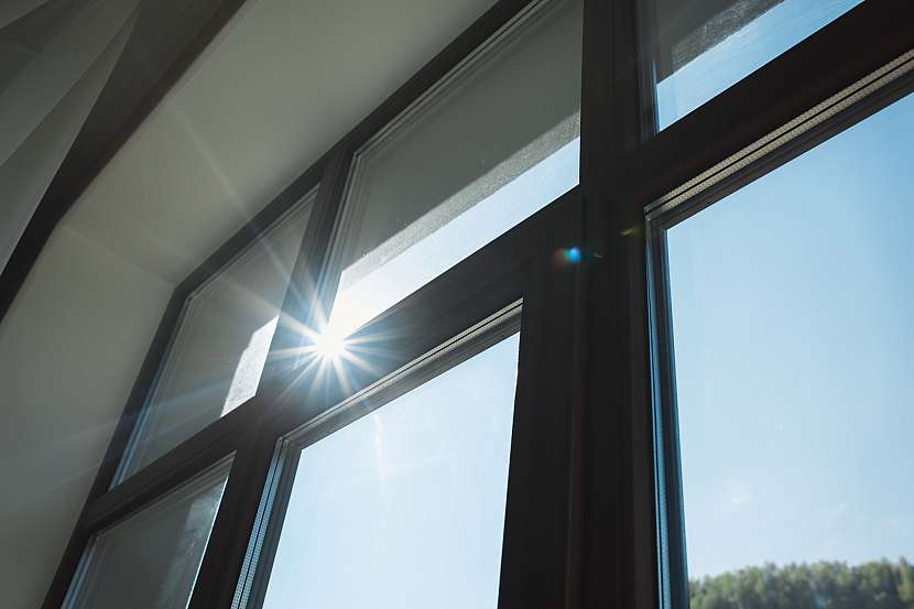 K samovolnému rozpínání skla dochází z důvodu intenzivního slunečního záření