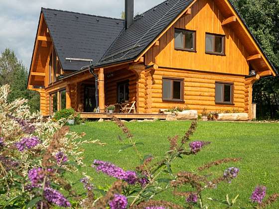 Srubové stavby se zpravidla staví na pozemcích uprostřed přírody (Zdroj: Bramac/Sruby Rajec)