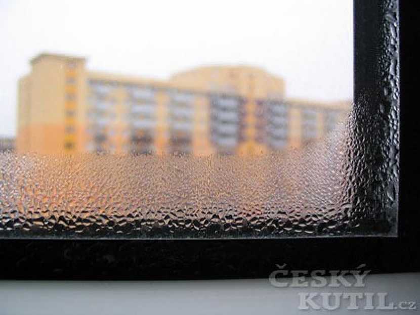 Při rosení oken jde o povrchovou kondenzaci vodních par. Jak s rosením oken bojovat? Podívejte se do připraveného článku.