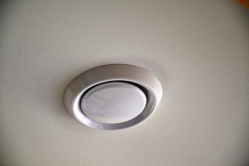 Talířový ventil pro přívod a odvod vzduchu na stropě..