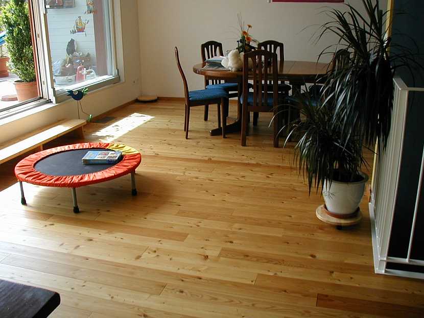 Stále více domovů si uvědomuje výhody dřevěných podlah, související s ekologií, s příjemným klimatem v místnosti, které dřevo nabízí.