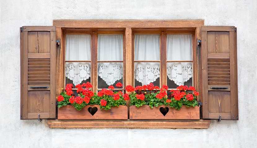 : Plastová a dřevěná okna mají svoje nesporné výhody, ale i nevýhody. Každý majitel nemovitosti preferuje jiný materiál a podle toho se rozhoduje.