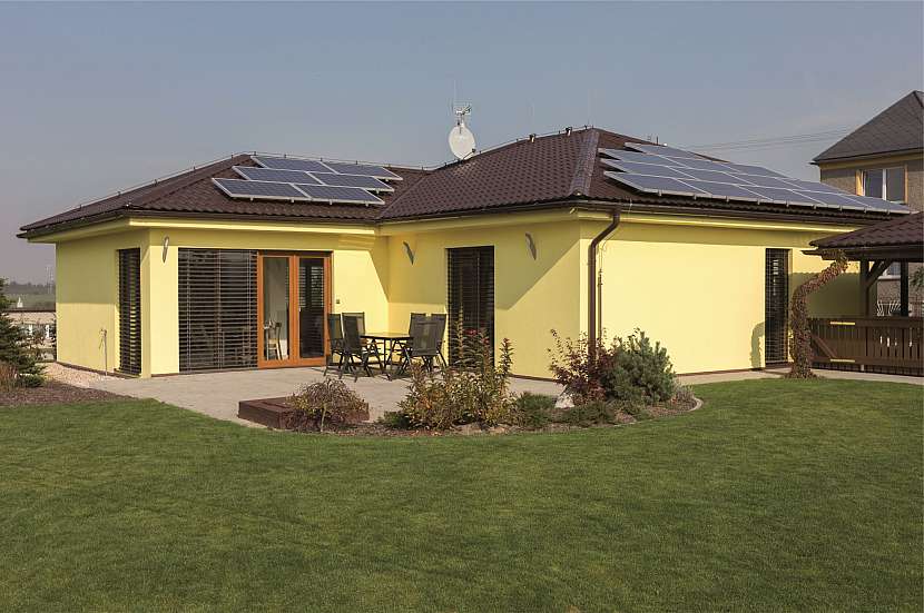 Pro kvalitní plechovou střešní krytinu není umístění fotovoltaiky problém, stačí myslet na správný postup montáže panelů (Zdroj: SATJAM s.r.o.)