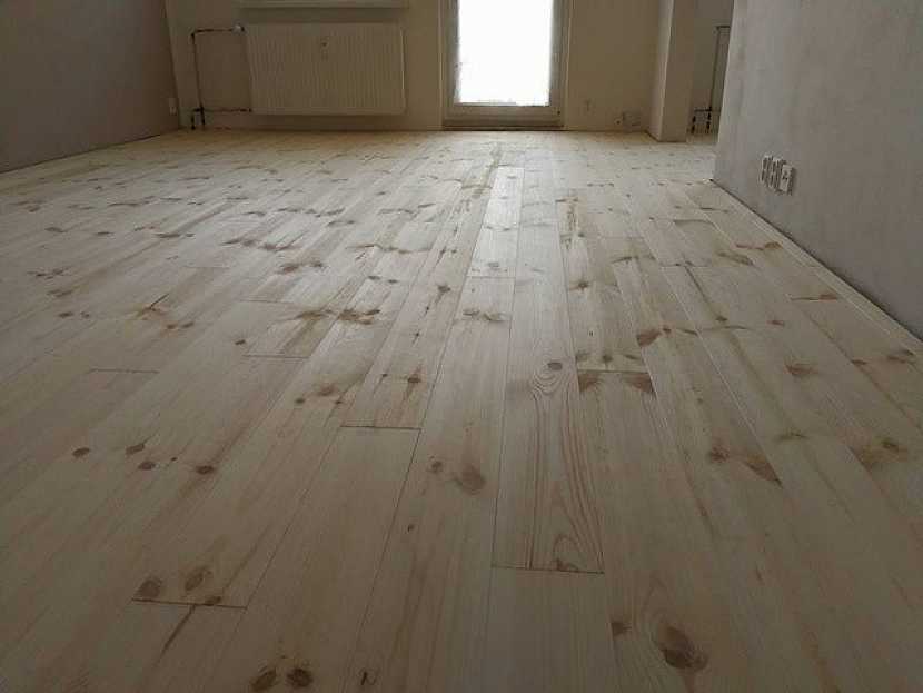 Borovicová podlaha Feel Wood v panelovém bytě
