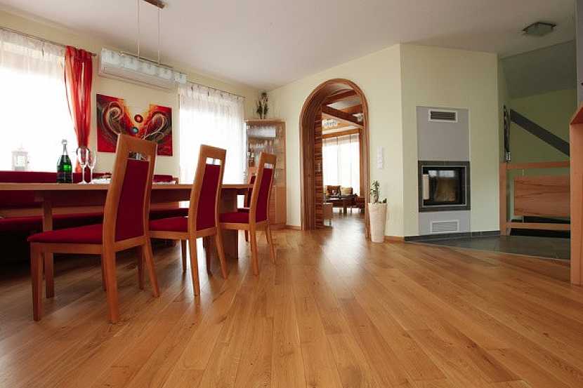 Která masivní podlaha bude do obýváku a kuchyně vhodná?