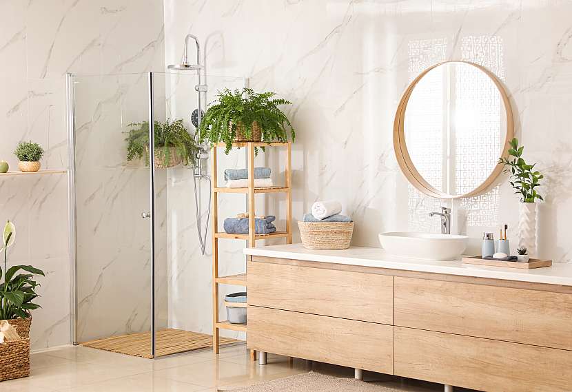 Koupelna s prvky dřeva je elegantní a nadčasová