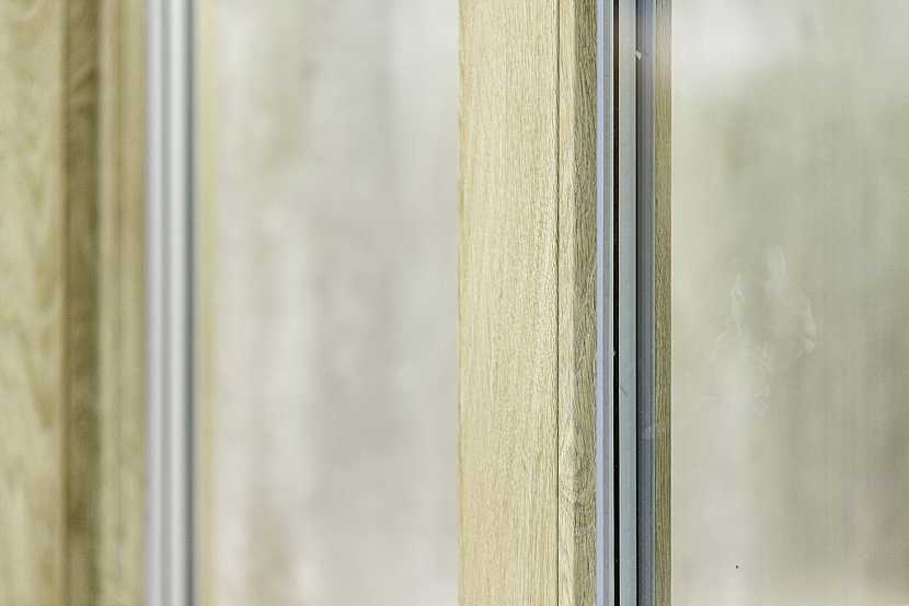 Nový dřevodekor REHAU propůjčuje okenním profilům až neuvěřitelně hodnověrný vzhled dřeva s výraznou povrchovou strukturou. Více se dozvíte v článku.