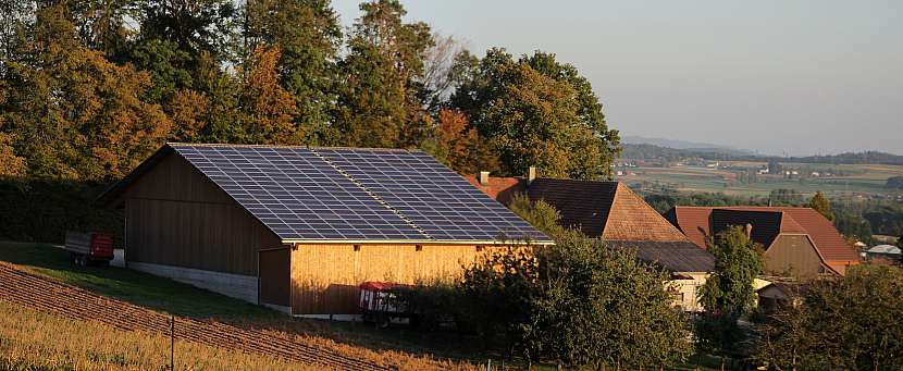 Fotovoltaické panely mohou být i na střechách starých hospodářských budov