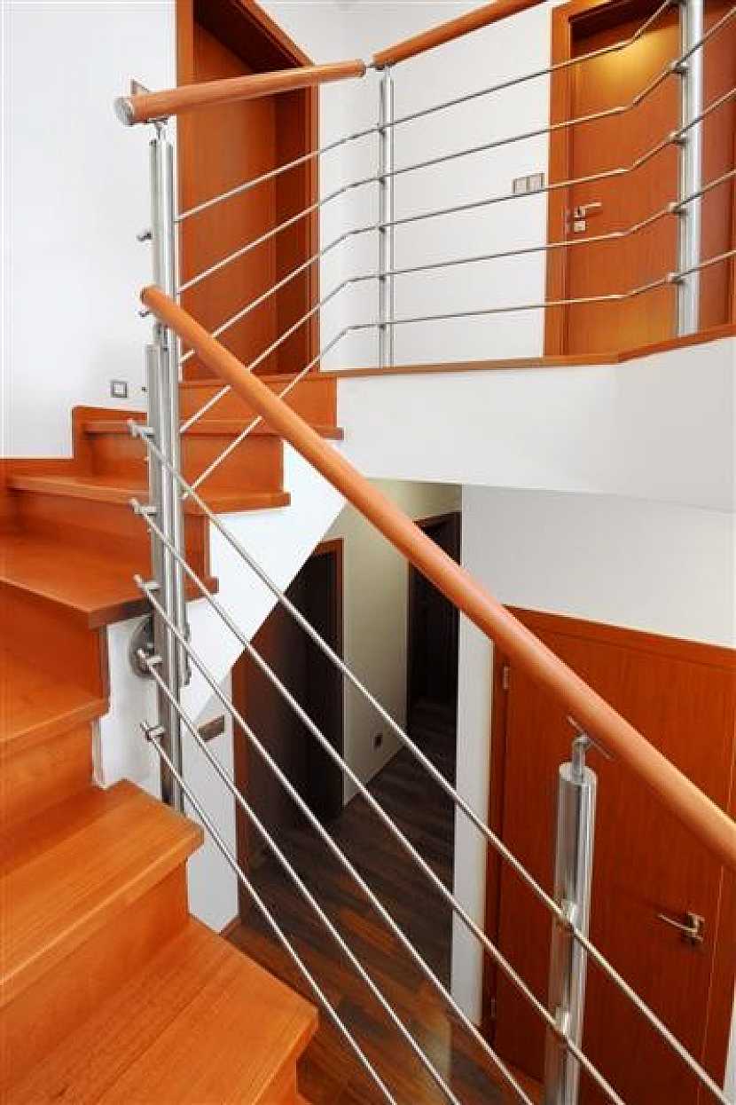 Hledáte způsob, jak opatřit Vašemu schodišti bezpečné, designové a moderní zábradlí z nerezu? Vše potřebné najdete v našem článku.