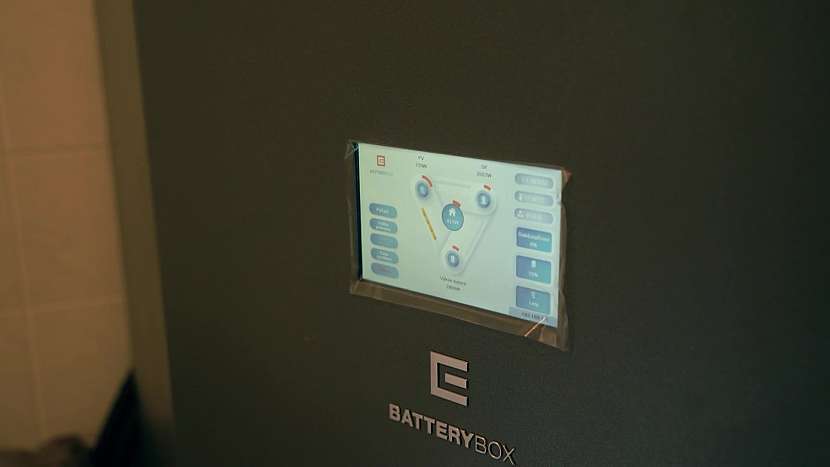 Montáž bateriového systému a jeho zapojení k fotovoltaický panelům