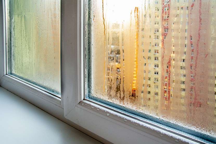 Kondenzace vlhkosti na sklech znamená, že okna netěsní a je potřeba je vyměnit