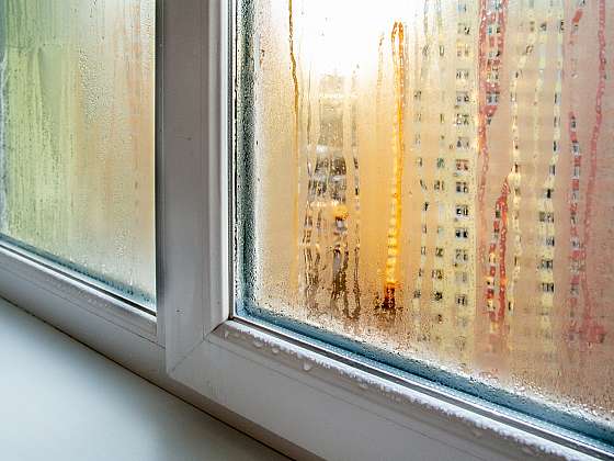 Kondenzace vlhkosti na sklech znamená, že okna netěsní a je potřeba je vyměnit (Zdroj: Depositphotos (https://cz.depositphotos.com))