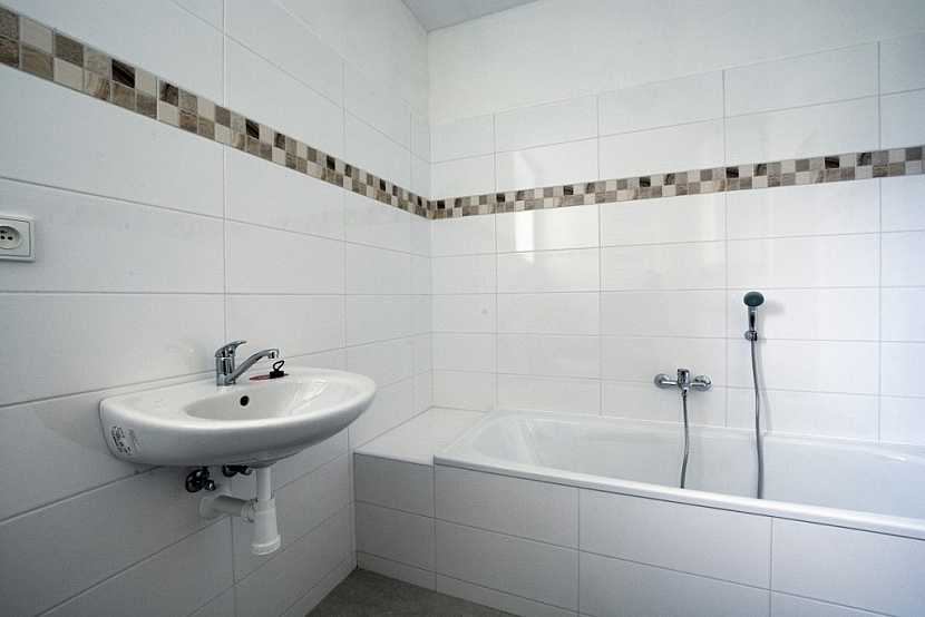 Do koupelen a na toalety potřebujeme desky, které jsou odolné vůči vlhkosti. Tuto vlastnost splní zelená sádrokartonová deska Knauf Green, která je impregnovaná.