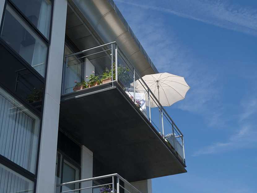 Rychlé a jednoduché zastínění balkónu poskytne slunečník