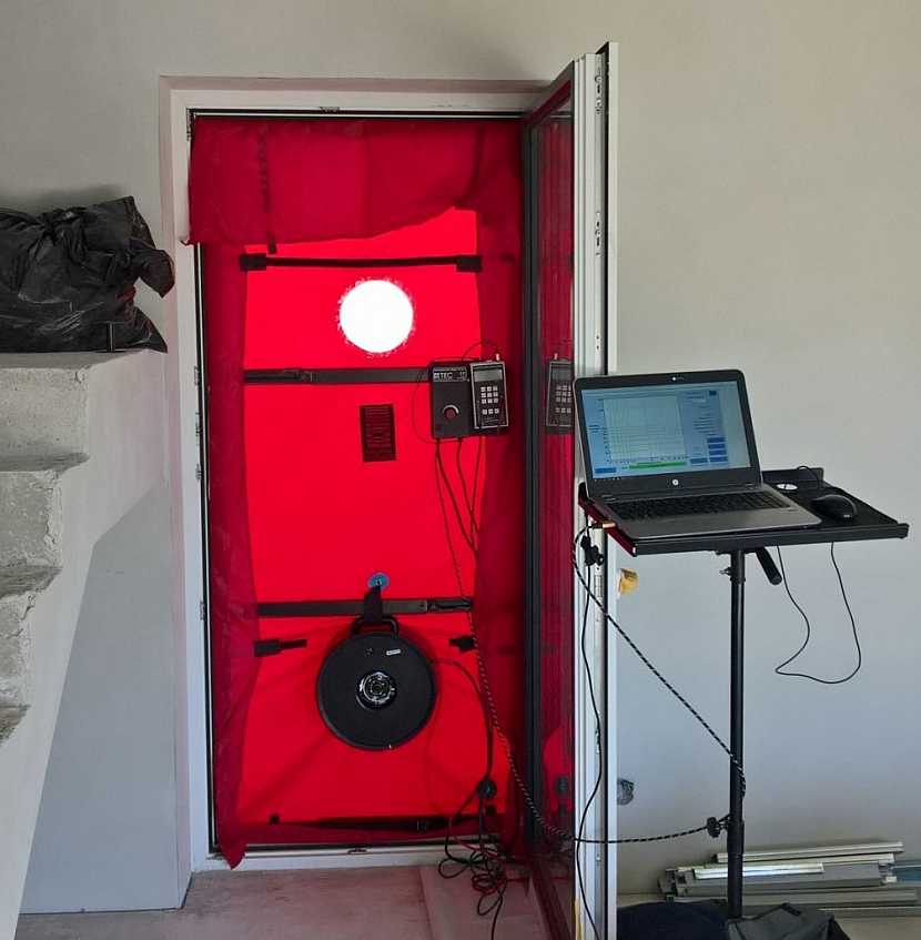 HELUZ nabízí široké veřejnosti změření vzduchotěsnosti obálky domu z cihel HELUZ pomocí Blower door testu
