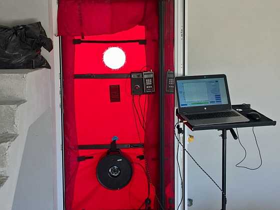 HELUZ nabízí široké veřejnosti změření vzduchotěsnosti obálky domu z cihel HELUZ pomocí Blower door testu
