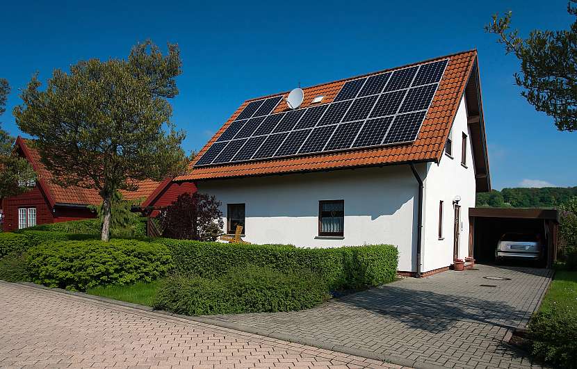 Solární fotovoltaické panely na střeše domu (Zdroj: Depositphotos)