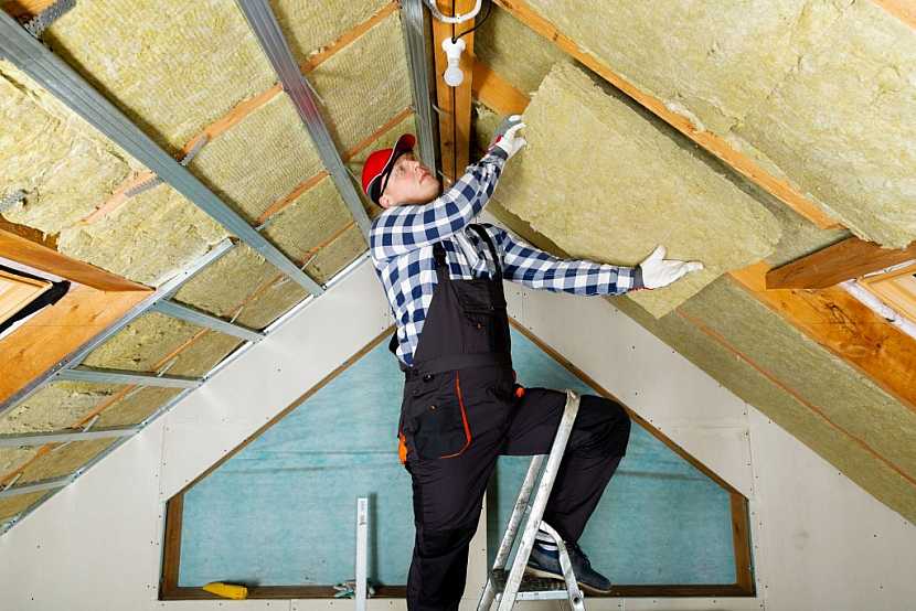 Při zateplování domu je důležité dbát i na zateplení stropu, kterým uniká značná část tepla, obzvlášť jde-li o strop pod nezateplenou půdou.