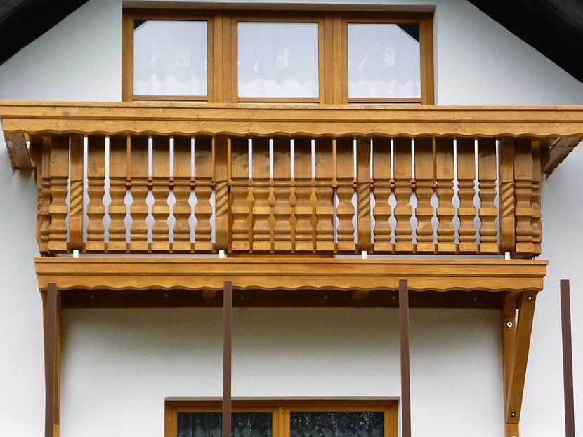 Kromě praktického významu má balkon často i funkci zdobnou. Pokud chcete mít opravdu krásný balkon, udělejte si ho v alpském stylu! Ukážeme Vám jak na to!
