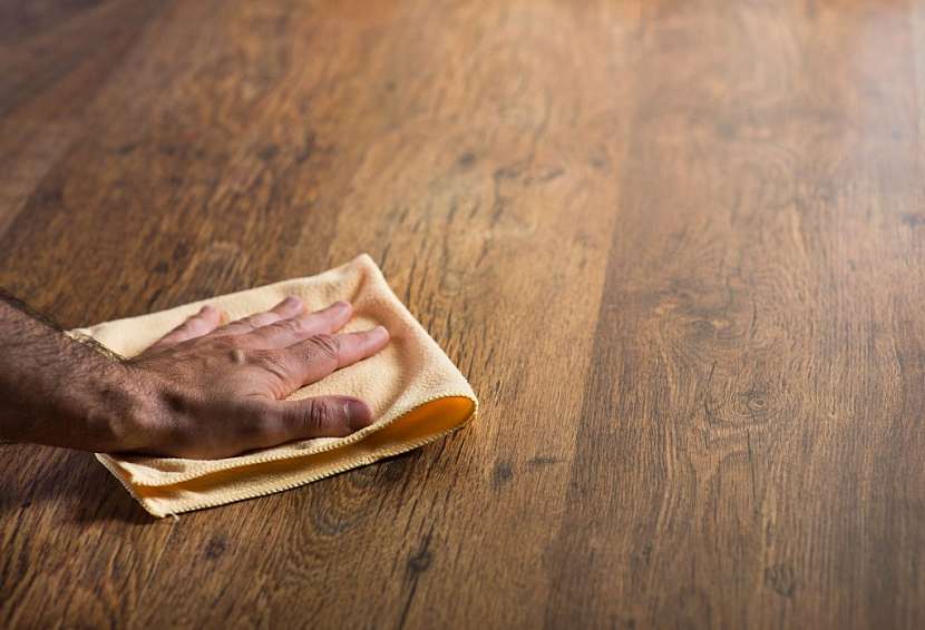 Při správné a šetrné péči stačí podlahu z masivu renovovat jednou za život