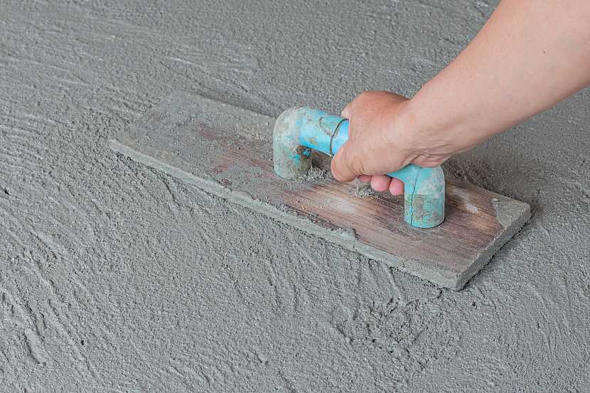 Uhlazování betonové podlahy