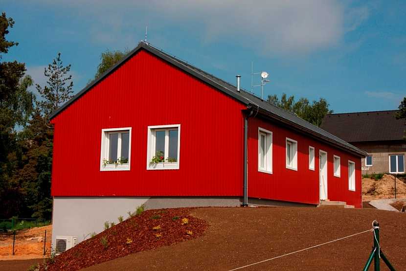Inspirace skandinávskou architekturou, to je nový rodinný dům v obci Klínec na úpatí Brd. Fasáda, střešní krytina i okapový systém od švédské firmy Lindab.