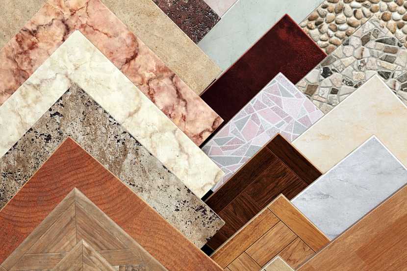 Keramické dlaždice, jsou také vhodné jako podlaha do pergoly, některé vzory věrně imitují dřevo či kámen. Je třeba volit ty mrazuvzdorné, aby v našich podmínkách v zimě nepraskaly