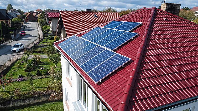 Fotovoltaické panely na domě vyprodukují zhruba 8,5 mWh elektrické energie ročně