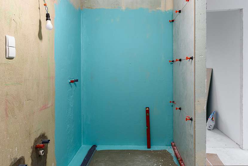Hydroizolačním nátěrem natřete i stěny, kde bude sprchový kout