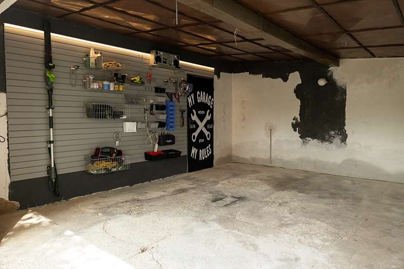 Popraskaná podlaha ve staré garáži