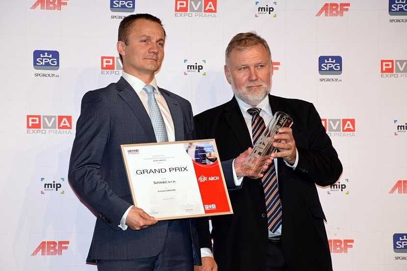 Přebírání ocenění Grand Prix za nejlepší výrobek