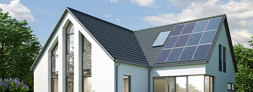 Střecha domu s fotovoltaikou