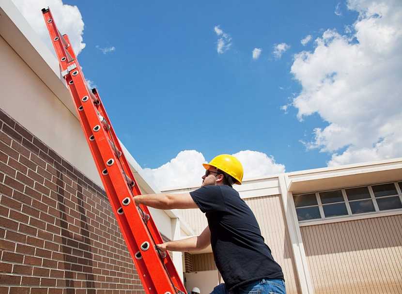 Mnohdy jsou bezpečnostní první opomíjeny jako nepodstatné, ale zvláště na střeše nebo při práci ve výškách, je třeba je nepodceňovat.