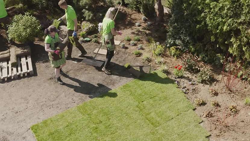 Přijela zahradnická firma Zelené kolo a zrekonstruovala celou zahradu podle projektu realizace zahrady