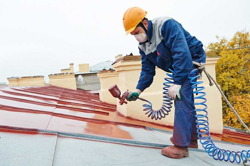 Natírání střechy s plechovou krytinou je nutné zvláště u střech starších. Zvládnete ho však s vybavením, které máte běžně doma k dispozici