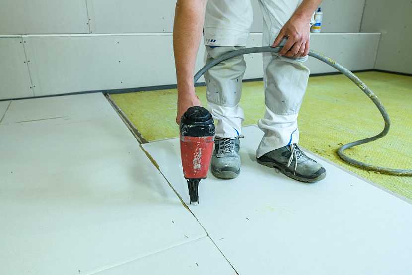Suchá podlaha RigiStabil E25 najde své uplatnění nejen v domácnostech, ale i ve veřejných interiérech. Více se dozvíte v našem článku.
